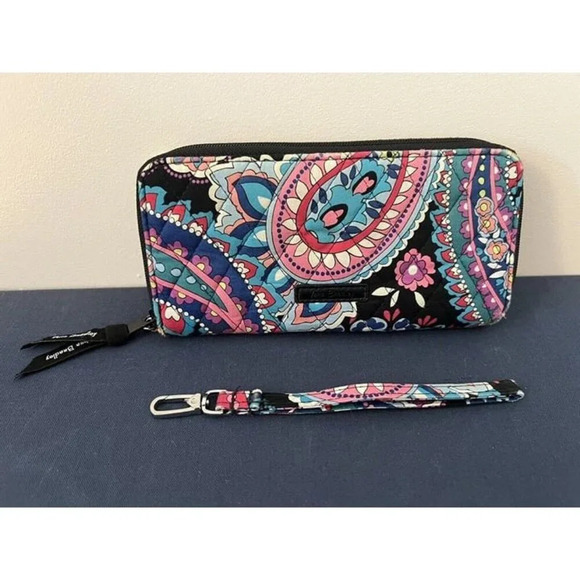 Vera Bradley Quilted Black Floral Wristlet Wallet ID‎ Window Coin Bill Holder - Picture 1 of 12